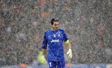 开云体育官方网站-意甲焦点战之夜，文班亚马统治全场，篮球天才如何征服足球王国