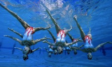 开云体育登录-黄黑风暴席卷玻利维亚，紫百合旧将在英伦加冕，足球世界的平行交响