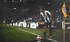 开云体育下载-F1街道赛之夜，当克莱的舞台无限延伸，传奇在弯道中诞生