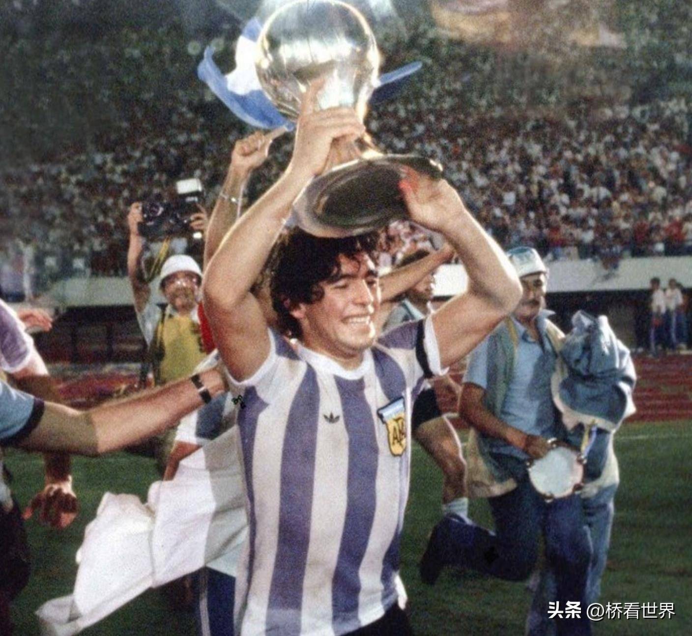 包含阿根廷传奇球星退役后加盟老东家执教，球迷狂热支持的词条