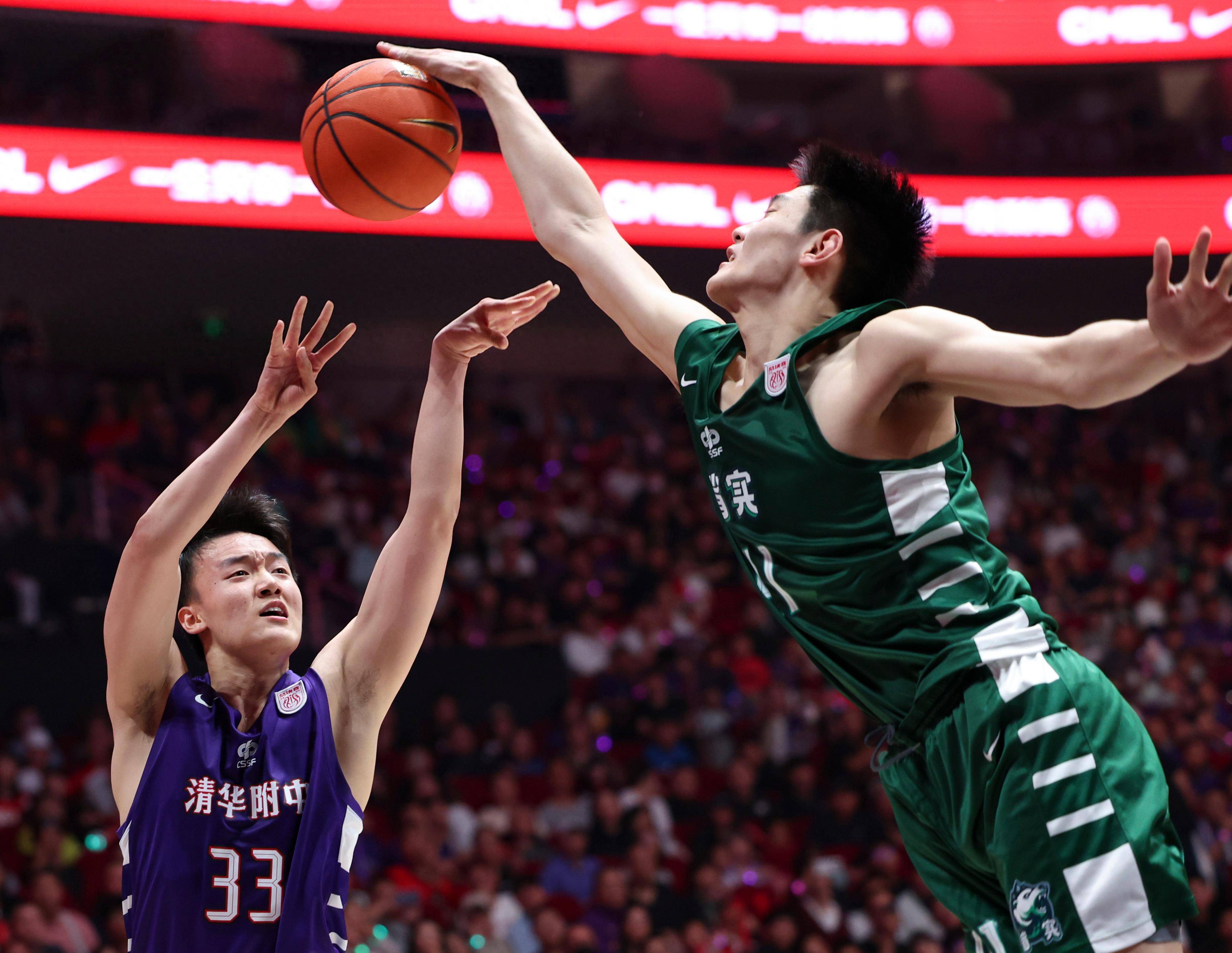 包含前锋球员在比赛中表现出色，砍下高分的词条