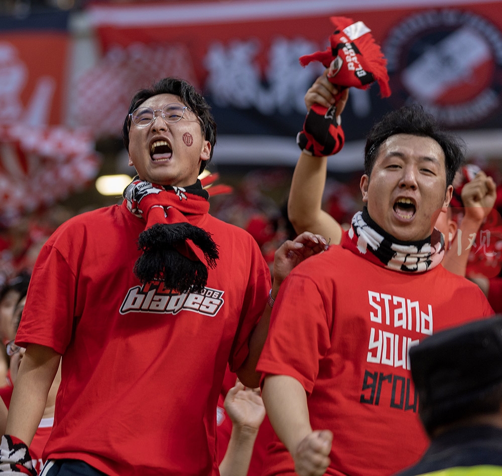 现场球迷全情投入,为球队加油助威的简单介绍 现场球迷全情投入,为球队加油助威的简单介绍