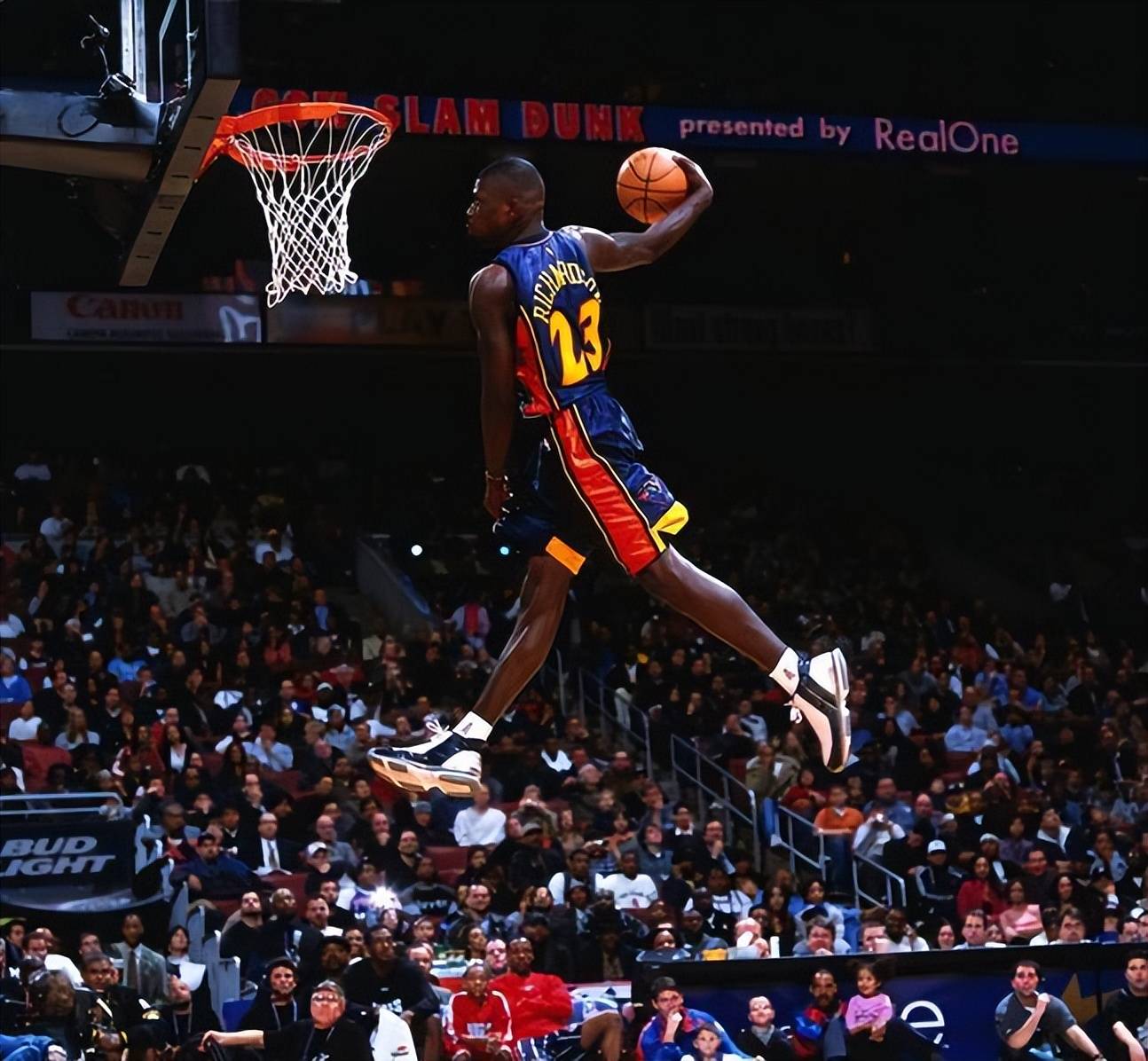 包含精妙之举：篮球比赛球员技艺纯熟，赛场精彩的词条