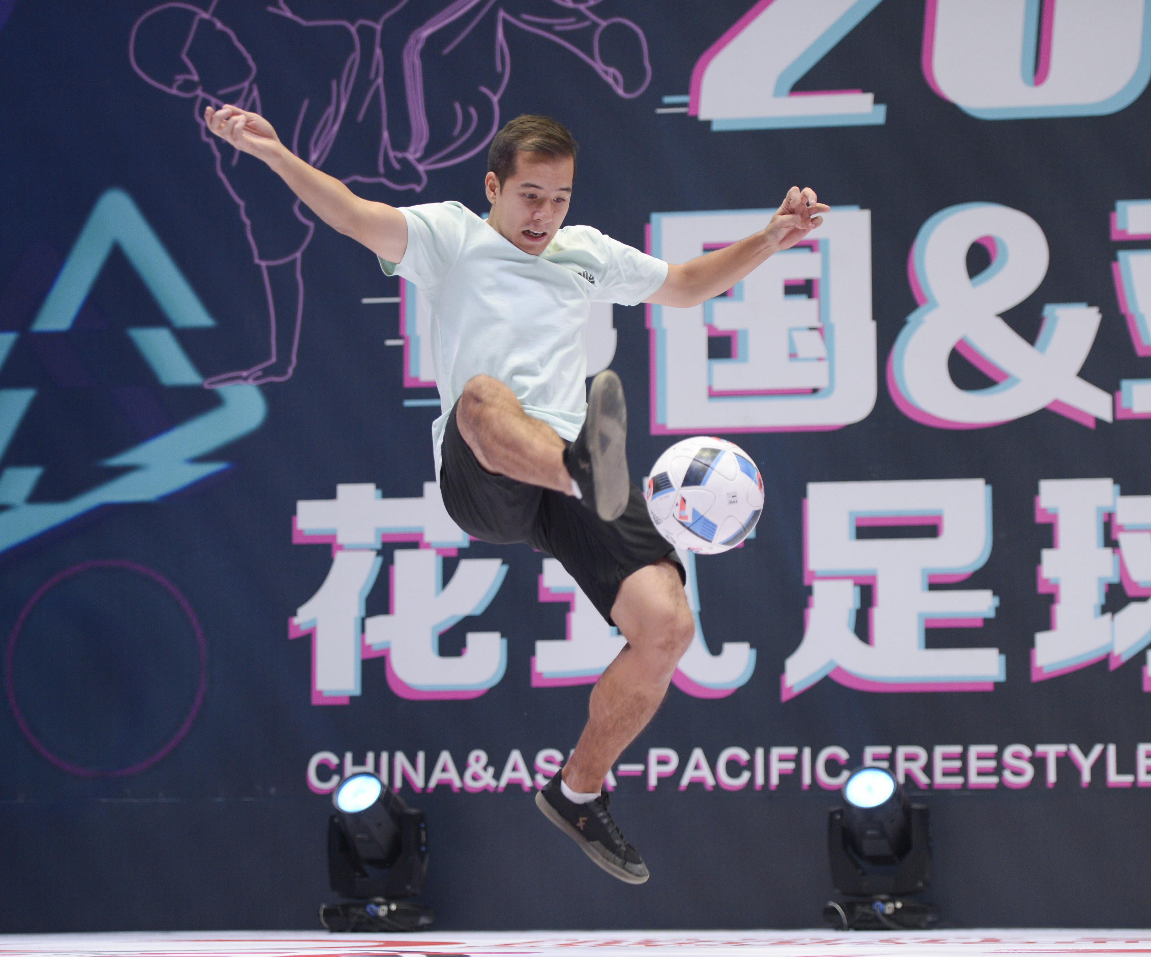 包含精妙配合在足球比赛中亮相,战术卓越尽显的词条 包含精妙配合在足球比赛中亮相,战术卓越尽显的词条