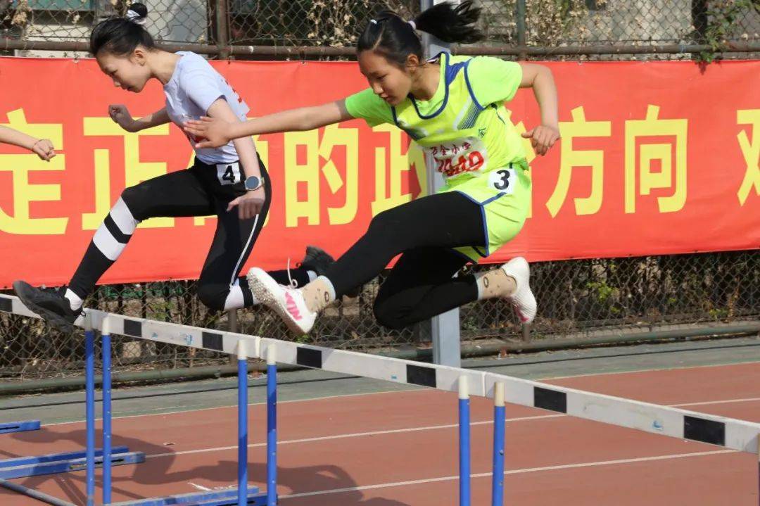 包含拼搏谱写:运动员们为荣誉而战的词条 包含拼搏谱写:运动员们为荣誉而战的词条