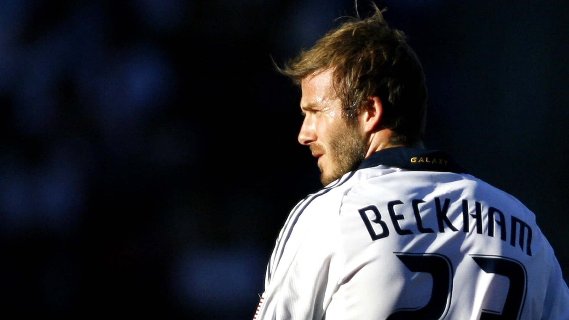 戈贝尔里程碑之夜，深圳队爆冷雄鹿，篮球世界的多元交响